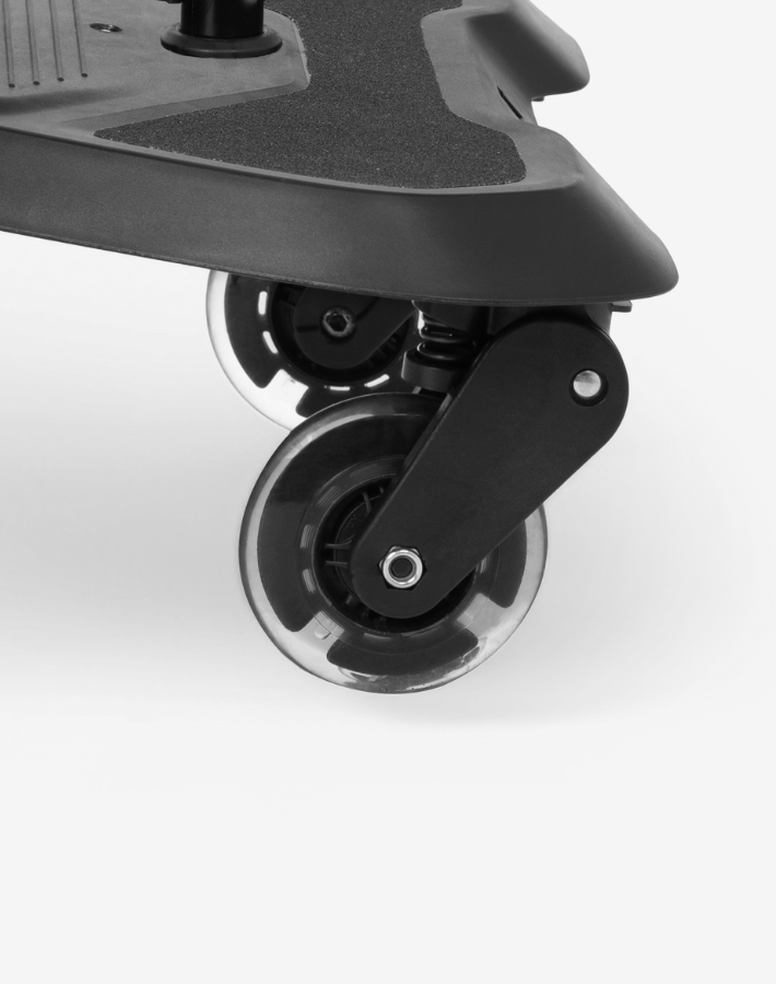 Equipped with 360-degree swivel wheels featuring shock absorbers and an easy release function, the stroller board ensures a smooth and comfortable ride, effortlessly navigating bumps and turns.