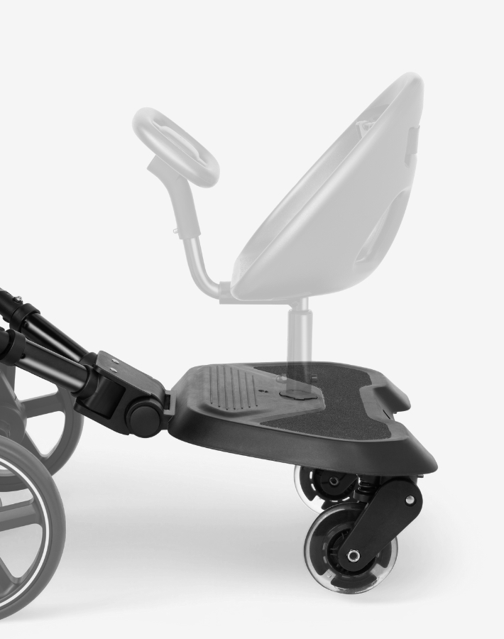 The reversible seat comes with a two-point safety belt and a steering wheel, offering not only safety but also entertainment for the child.