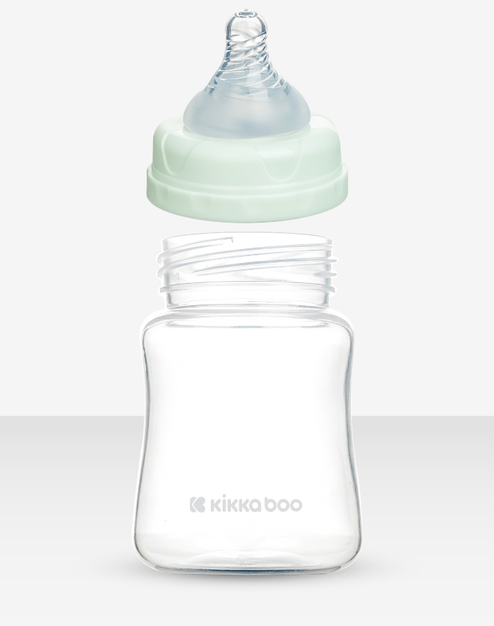 Включва биберонов сет, който улеснява храненето на бебето директно от контейнера за мляко (с вместимост 150 мл) навсякъде и по всяко време.