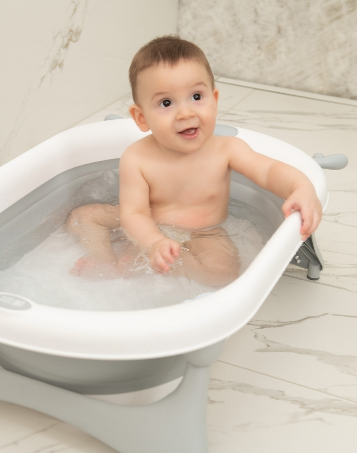 This versatile bathtub accommodates newborns to toddlers up to 36 months, providing a durable and comfortable bath solution as your child grows.
