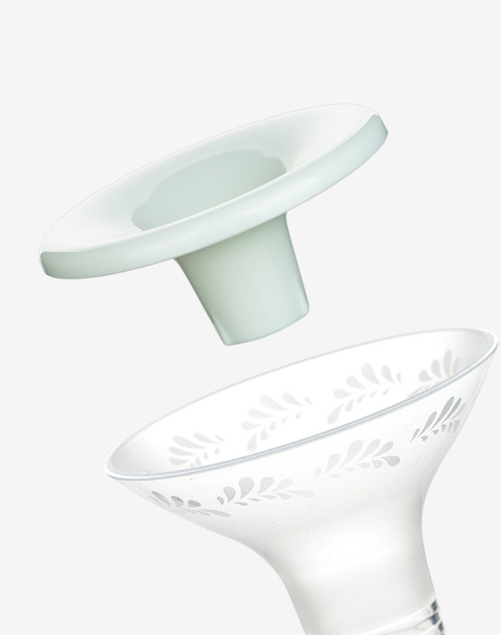 LEIA PLUS разполага с мека силиконова фуния, предназначен да осигури удобно и сигурно прилягане. Към нея има и протектор, който да я предпазва от замърсяване.