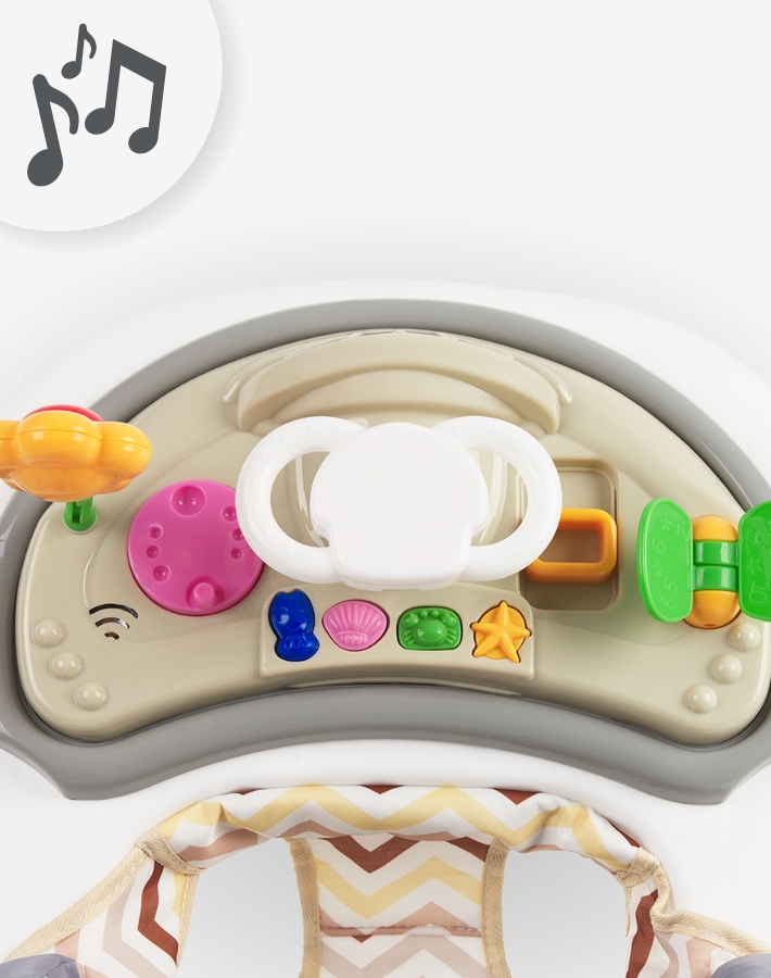 Разполага със свалящ се музикален панел с интересни играчки и мелодии, предлагащ забавни и образователни развлечения, които могат да се ползват в или извън продукта.