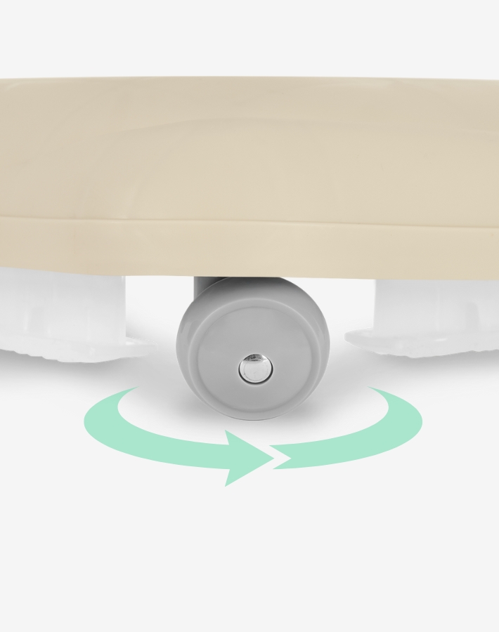 Оборудвана с две въртящи се на 360 градуса колела за безпроблемно придвижване във всяка посока, което подобрява мобилността и изследванията на детето.