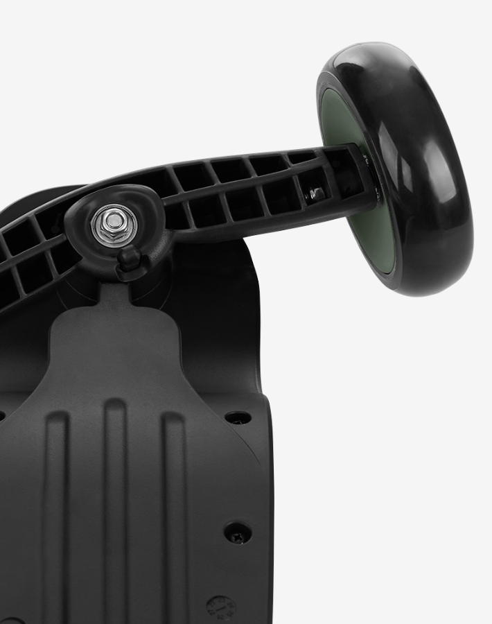 Скутерът разполага с бутон за блокиране на управлението, който блокира движението на кормилото, докато използвате TREO като играчка за яздене. По този начин осигурява по-голяма стабилност и безопасност за по-малките.