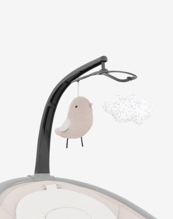 Люлката TWIDDLE включва гриф с очарователни играчки, които привличат вниманието на бебето като стимулират сетивата му и насърчават развитието на ранните моторни умения.