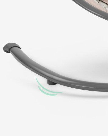 Противоплъзгащата основа на TWIDDLE гарантират, че тя остава стабилно на място върху различни повърхности, осигурявайки стабилност при люлеене и безопасна и уютна среда за детето.