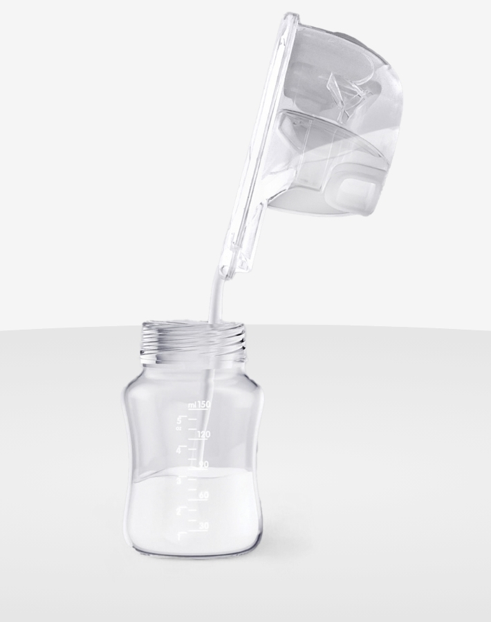 Контейнерът за многократна употреба с капацитет от 180 мл, позволява събирането и съхранението на достатъчно количество мляко до следващото хранене на детето, без нужда от повторно изцеждане.