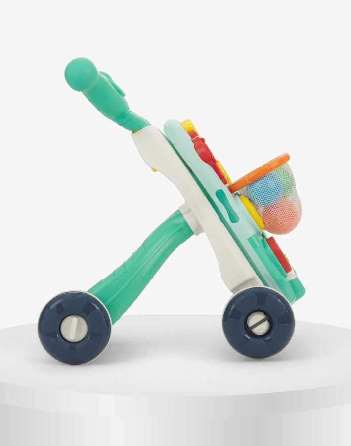 Нехлъзгащите се колела улесняват контрола над движението, а механизмът за заключване на задните гуми стабилизира играчката за прохождане, осигурявайки допълнителна безопасност.