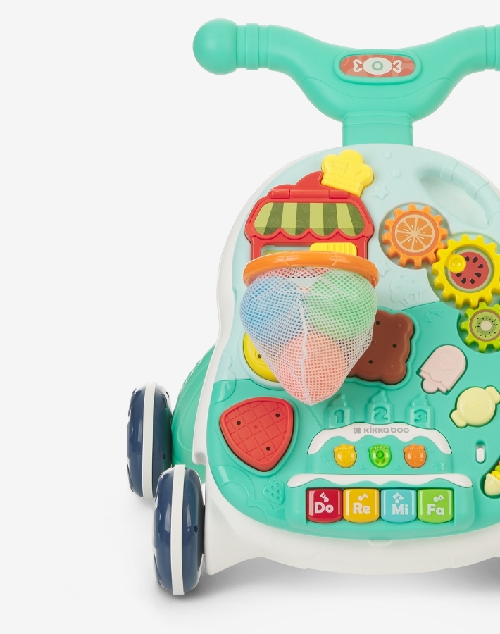 Интерактивният панел с музика и светлини насърчава въображението и развитието на сетивата докато децата играят и се забавляват.