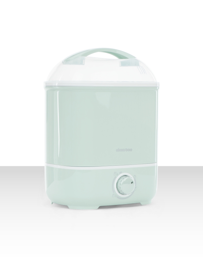 Благодарение на своя 2в1 дизайн, CLEO ви позволява ефективно да стерилизирате и сушите бутилки и детски съдове. С него можете да сте сигурни, че аксесоарите на вашето бебе са винаги готови и безопасни за употреба.