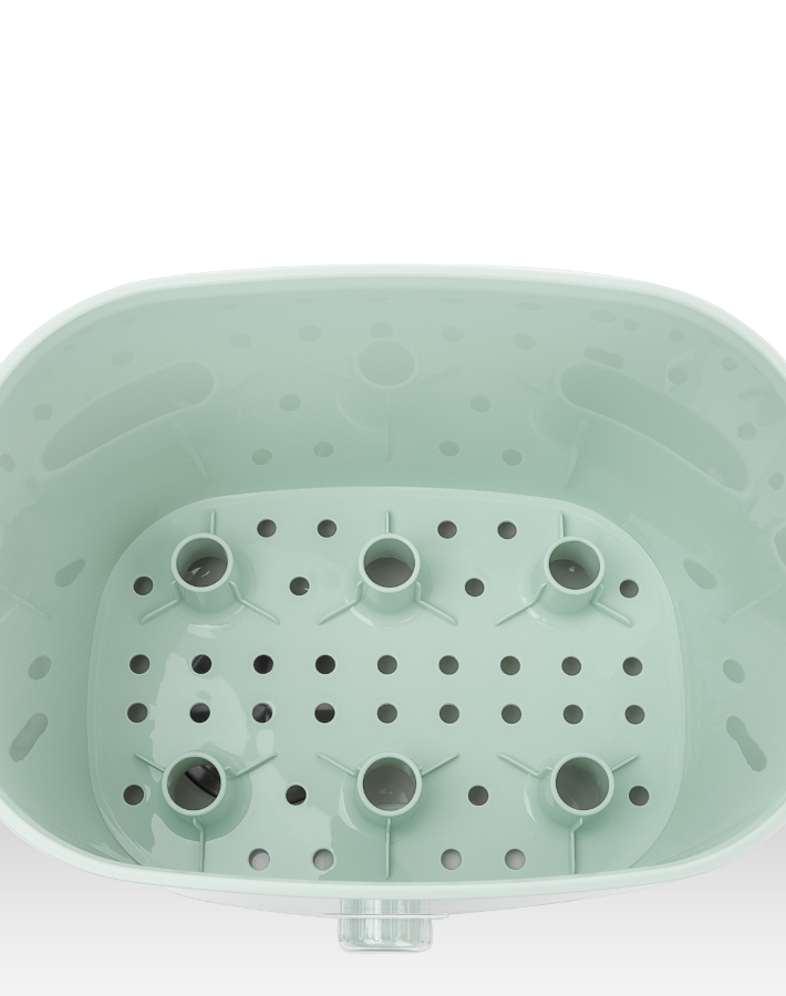 Големият капацитет на CLEO побира 6 различни по размер шишета и други детски аксесоари, за да дезинфекцирате лесно всички прибори за хранене на бебето наведнъж.