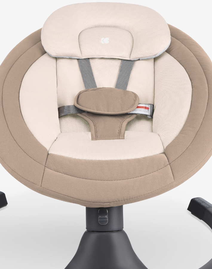 CODIE е проектирана за безопасността и комфорта на децата, като разполага с 5-точкова система за обезопасяване и широка, удобна седалка, която обгръща бебето в мека прегръдка.