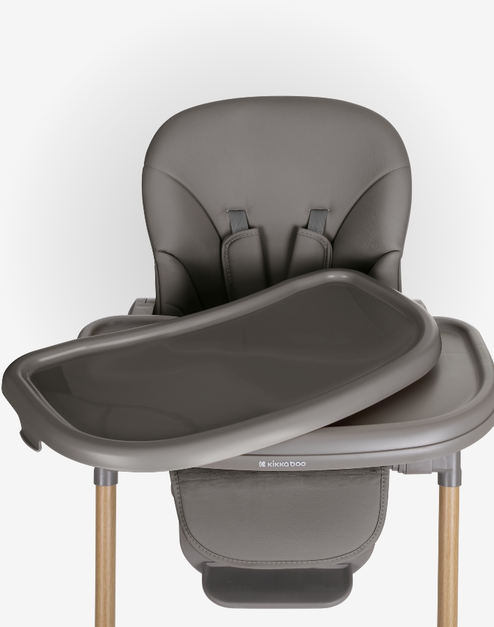 OLIVE features a double tray with three adjustable positions, perfect for everything from messy lunches to creative play. Easy to clean and designed to grow with your child, this tray simplifies mealtime and beyond.