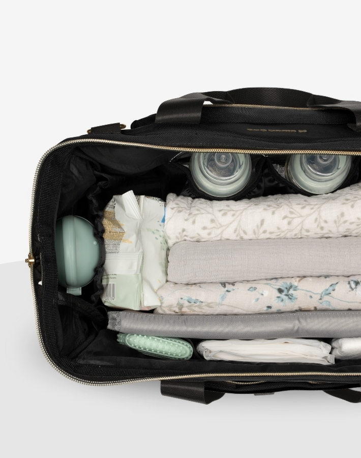 MAXI features a main pocket with a wide opening for easy access and numerous practical organizing pockets, providing ample storage space for all your baby's essentials and easy access to the most used items.
