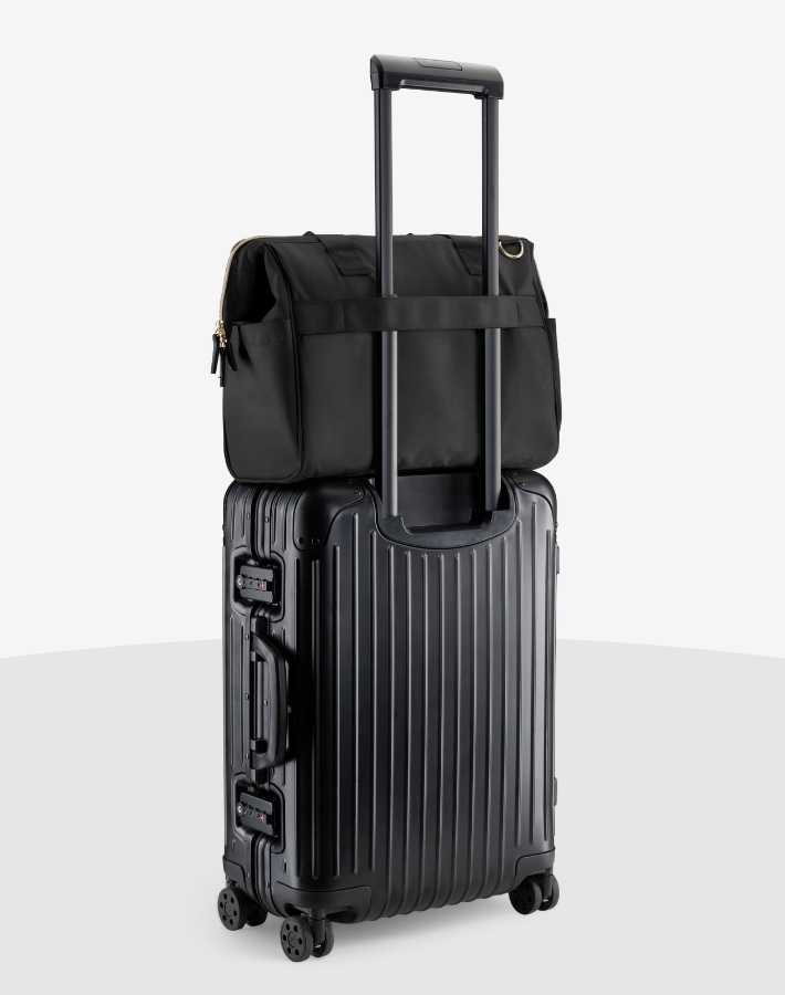 Equipped with a luggage fitting strap at the back, this bag can be easily attached to your suitcase handle, making it an ideal travel companion that simplifies maneuvering through airports and train stations.