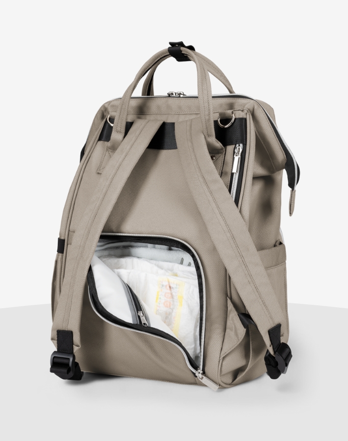 A thoughtfully designed zipped opening at the back of the bag provides quick and convenient access to the bottom of the main compartment.