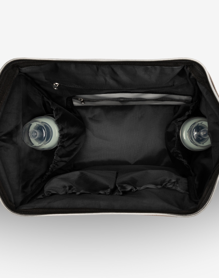 The main pocket opens wide with a supportive metal frame for easy access, featuring specialized pockets for organizing essentials, tailored to the needs of modern parents. 