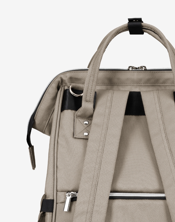 Designed to function both as an elegant handbag and a practical backpack, SIENA adapts seamlessly to your daily needs.