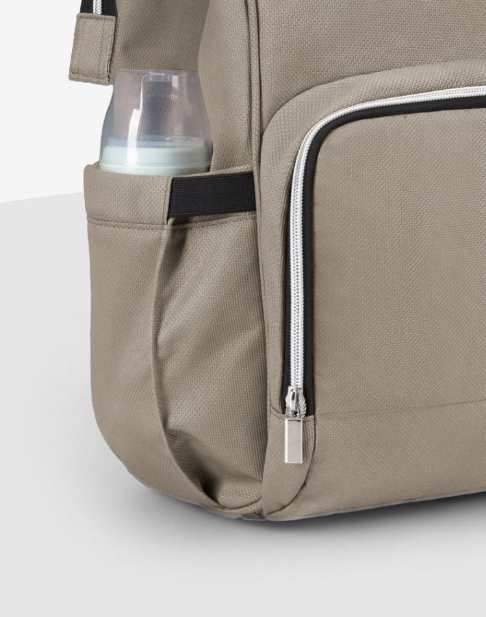 Equipped with a side pocket specifically designed for bottles, the Siena Mama Bag ensures that hydration is always within easy reach, making it perfect for quick and convenient access during busy outings.