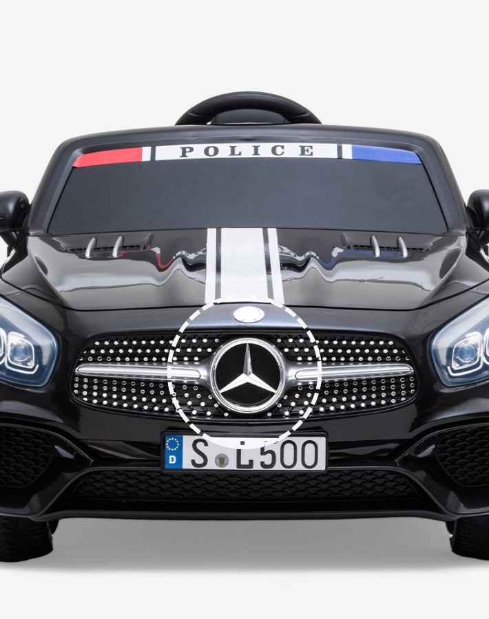 Нашата акумулаторна кола е официално лицензиран модел на Mercedes Benz SL500 като пренася престижа и дизайна на емблематичната марка в игрите на вашето дете.