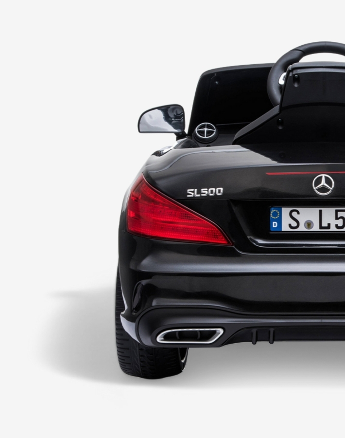 Оборудванa с предни и задни светлини, тaзи кола не само подобрява видимостта по време на вечерни карания, но и допринася за вълнуващото и реалистично преживяване при шофиране.