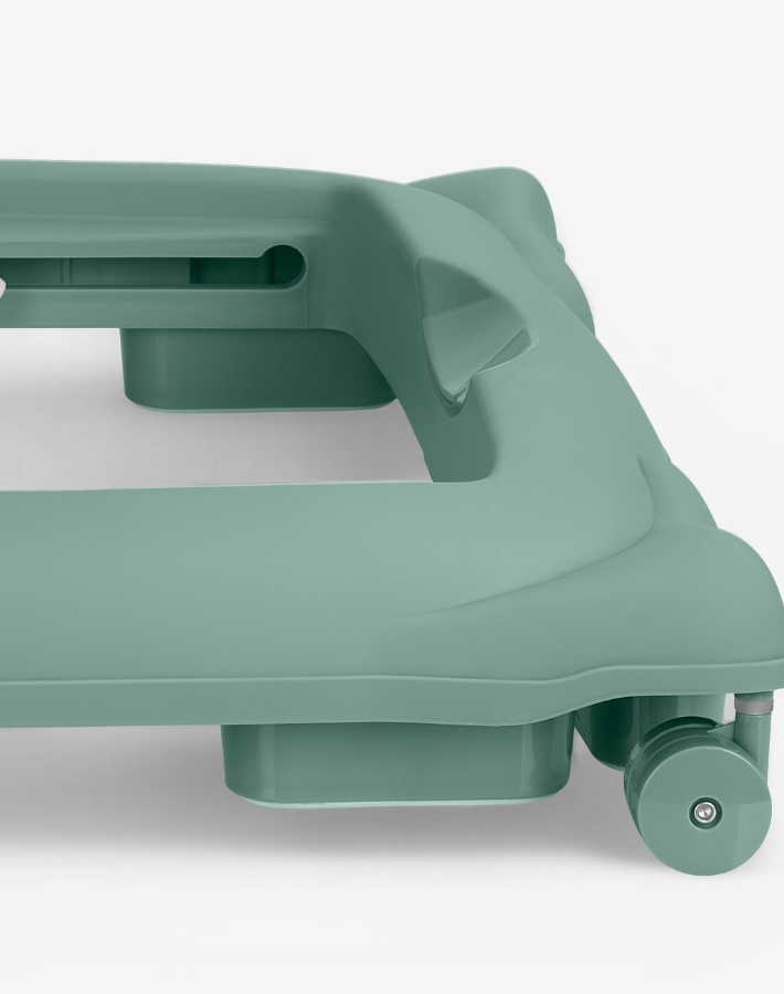 Осемте гумени стопера, разположени под основата, осигуряват по-добро сцепление с пода и предпазват от преобръщане при неравности или накланяне. Практичен детайл, който дава спокойствие и гарантира сигурността на детето по време на игра и движение.