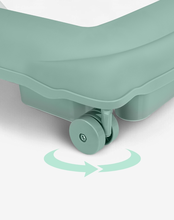 Четирите колела се въртят на 360 градуса, което позволява на детето да се движи свободно във всяка посока. Тази пълна маневреност улеснява изследването на околната среда и подпомага развитието на координацията и увереността при първите стъпки.