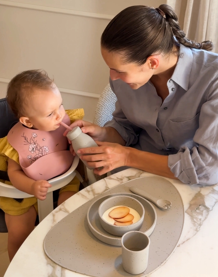 Материалът е мек, гъвкав и нежен към чувствителните детски венци, но достатъчно здрав, за да се справи с предизвикателствата на ежедневната употреба.