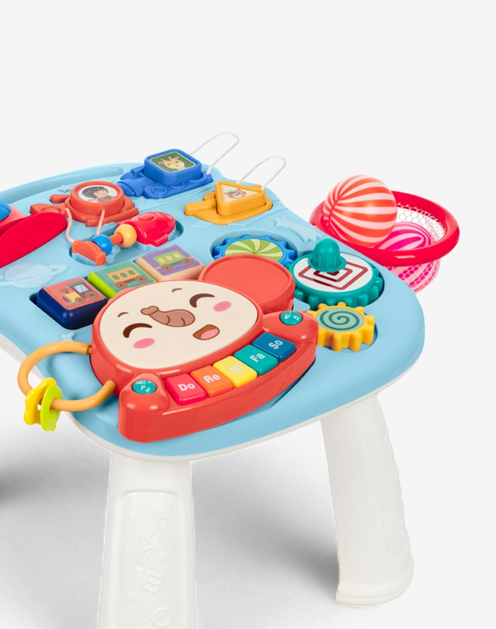 PLAY & GROW включва кошница с три цветни топки, различни интересни форми и пиано, предоставяйки множество начини за ангажиране на вниманието, учене и забавление на вашето дете.