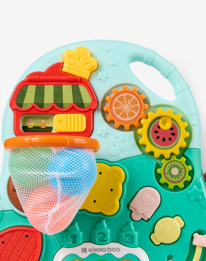 SWEET ESCAPE е оборудвана с кош и три цветни топки. Този забавен аксесоар насърчава активната игра, подобрява двигателните умения и ангажира вниманието на децата за часове забавление.