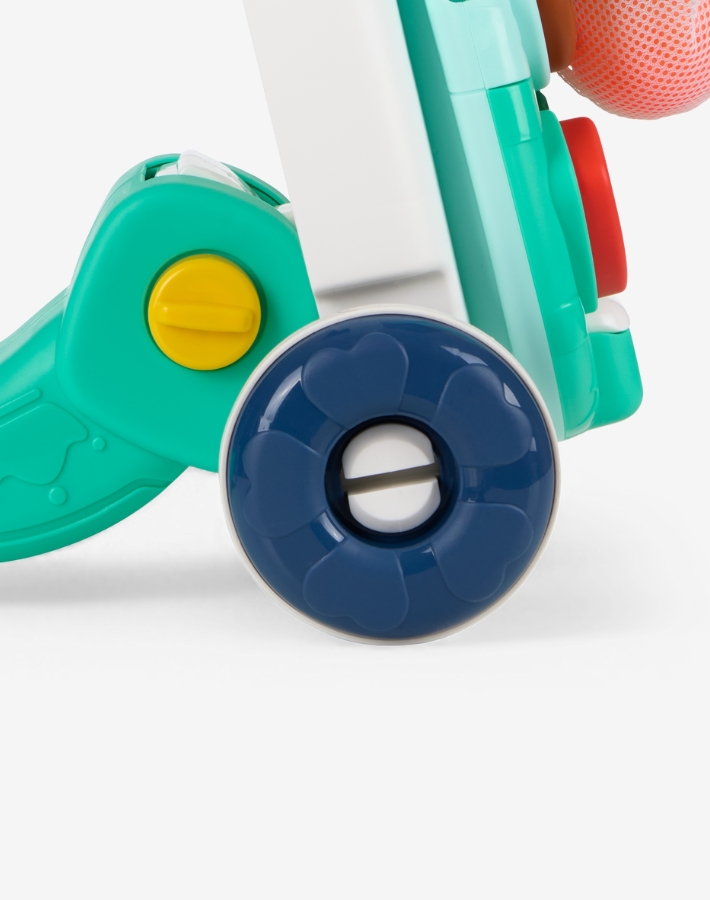 Неплъзгащите се колела улесняват движението по гладки повърхности, а механизмът за заключване на задните гуми осигурява допълнителна стабилност и сигурност, докато детето се учи да ходи.