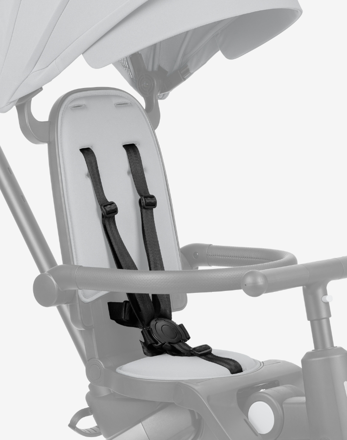 Оборудвана с 5-точкова система за обезопасяване и подвижен предпазен борд, триколката се грижи за безопасността на детето докато то се вози и забавлява.