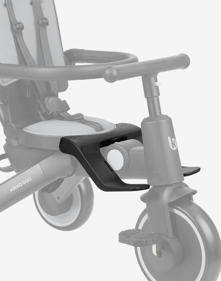 Педалите и поставката за крачета се свалят лесно, адаптирайки триколката към специфичните нужди на детето – и при управление от родител и при самостоятелно каране.