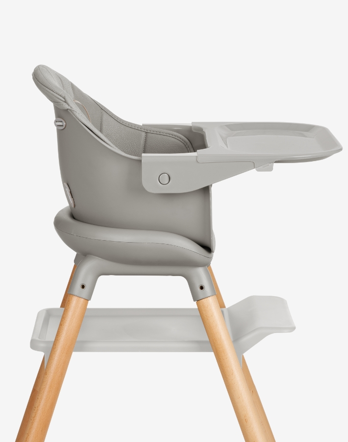 The sturdy footrest ensures optimal comfort for your child, supporting proper posture and providing a secure place to rest their feet during meals.