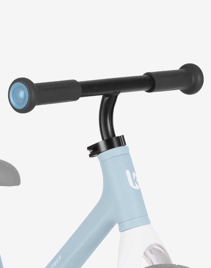 Дръжките са изработени от противоплъзгащ се материал, за да осигурят стабилен и сигурен захват за детето. По този начин се подобрява контрола и се повишава увереността по време на каране.