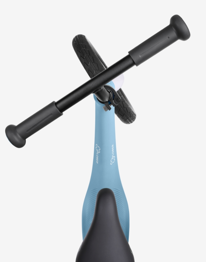 Ограниченото движение на кормилото помага на детето да се ориентира по-лесно при завиване. То увеличава стабилността и намалява риска от преобръщане.