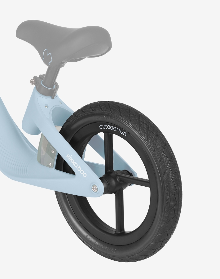 Устойчивите 12'' полиуретанови колела абсорбират вибрациита, осигуряват плавно и стабилно каране върху различни настилки и са устойчиви на износване.